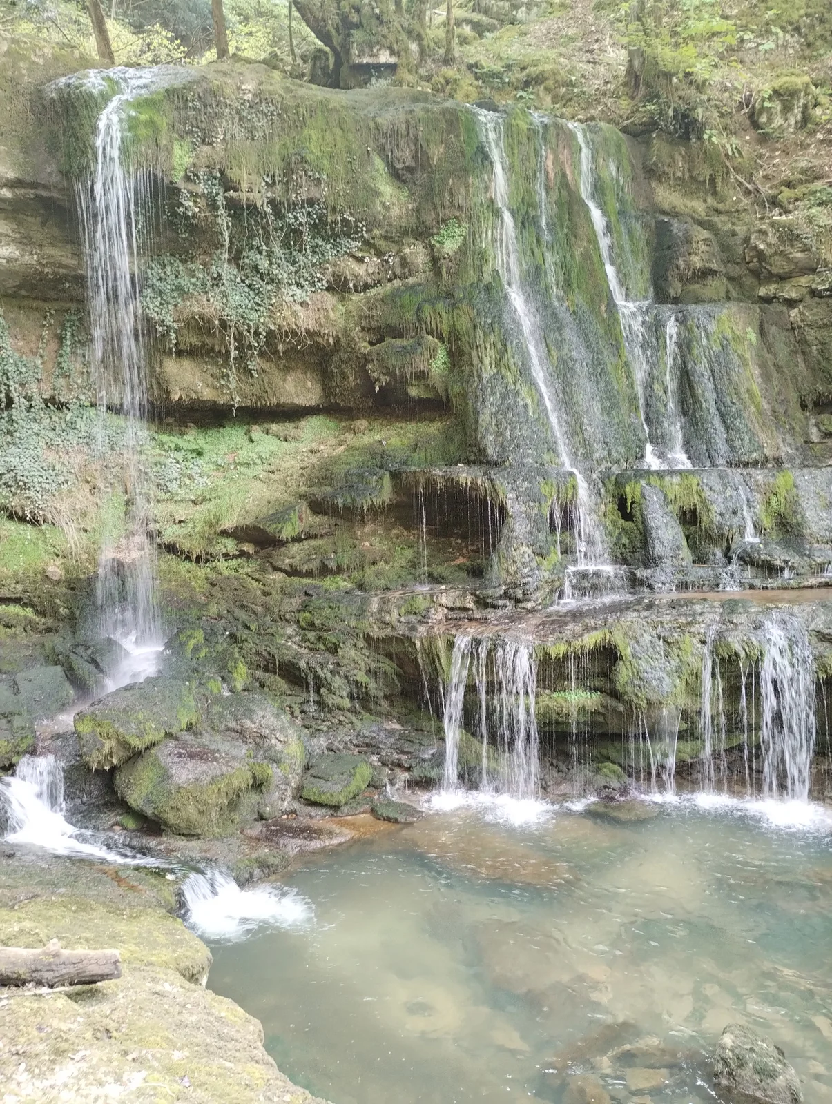 Cascade sur roche moussue, image de fluidité et de circulation