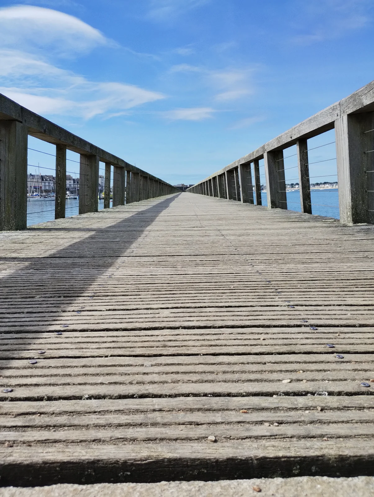 Ponton en bois menant vers l’horizon, image d’espace intérieur et de conscience globale