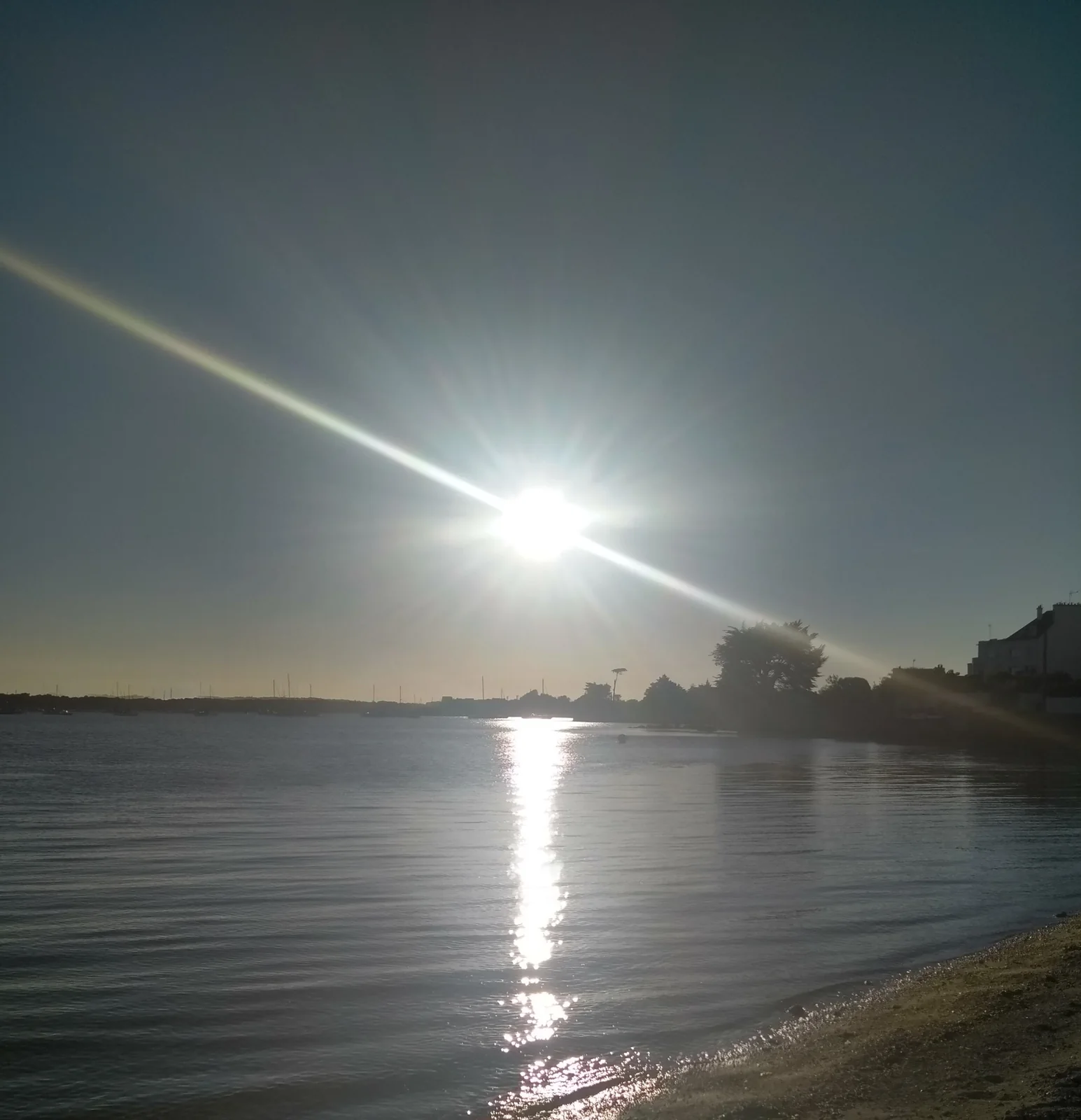 Soleil rayonnant se reflétant sur l’eau, image d’élan, de chaleur et d’énergie