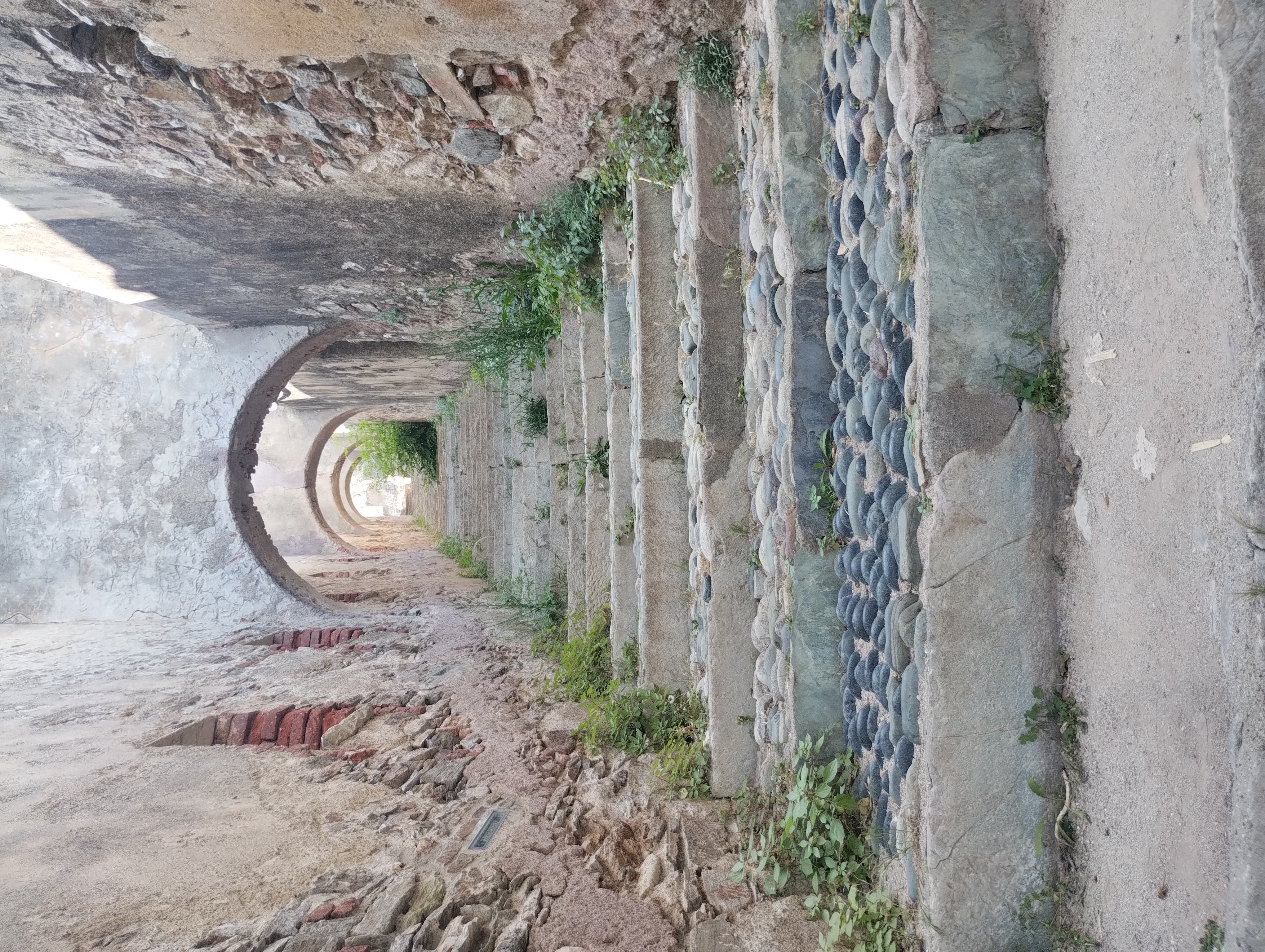 Escaliers anciens montant vers une ouverture lumineuse, image d’un chemin de vie qui se construit pas à pas.