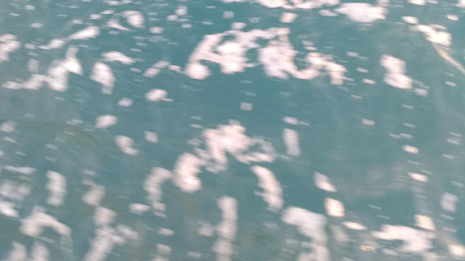 Eau agitée vue depuis le bateau, comme un bazar intérieur