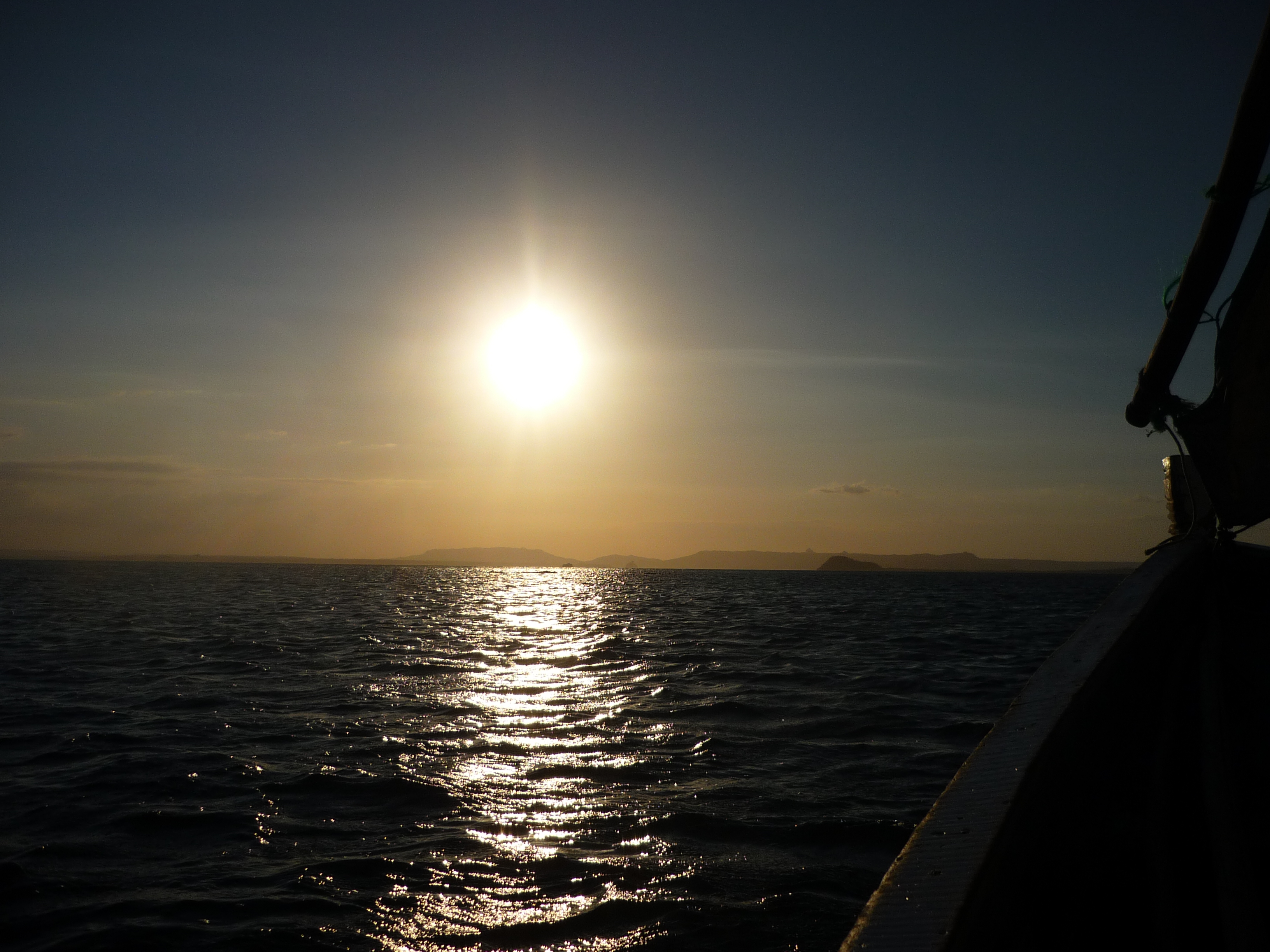 Soleil bas sur la mer, vu depuis une embarcation
