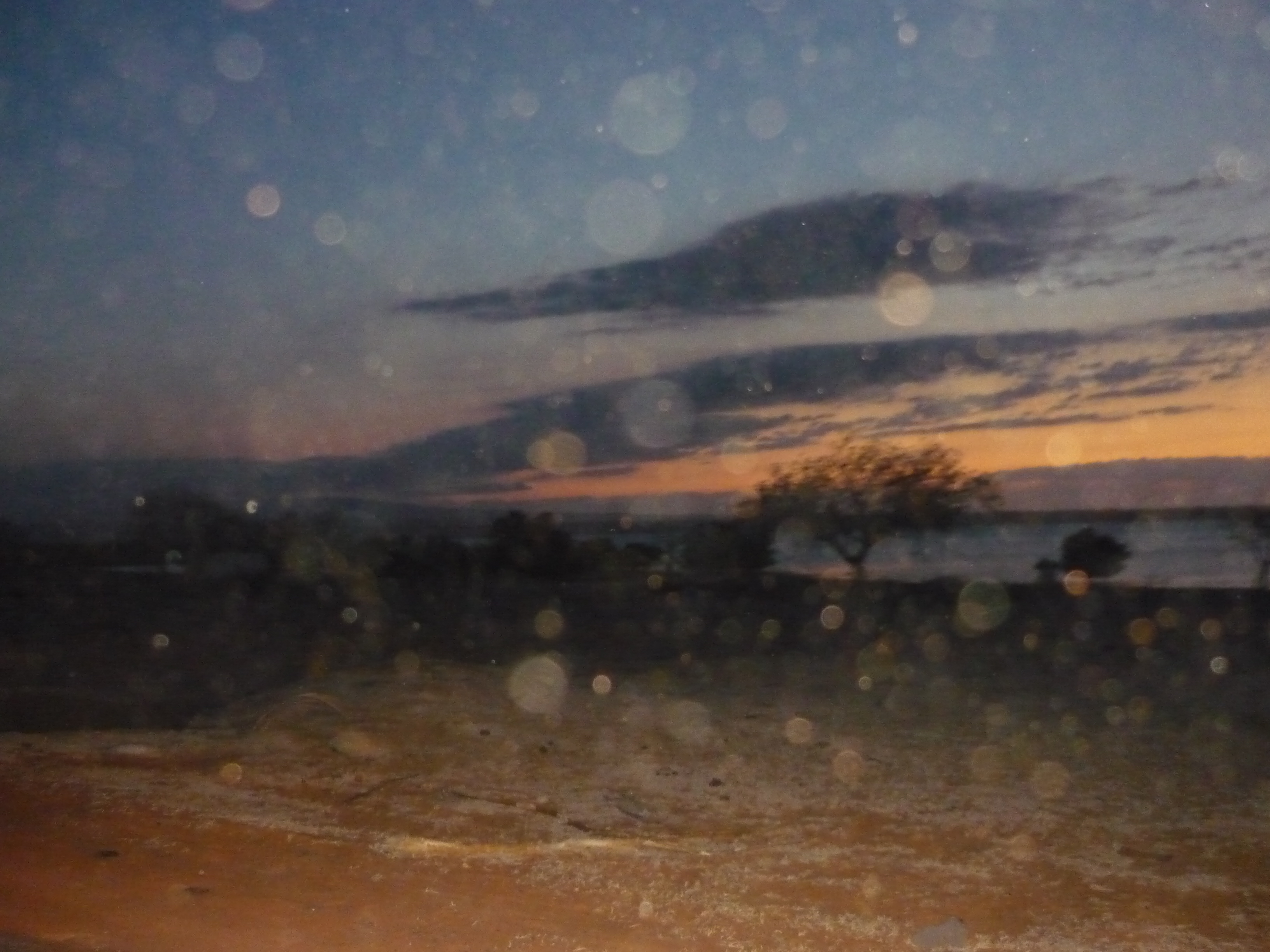 Ciel au crépuscule avec de nombreux petits cercles lumineux flous