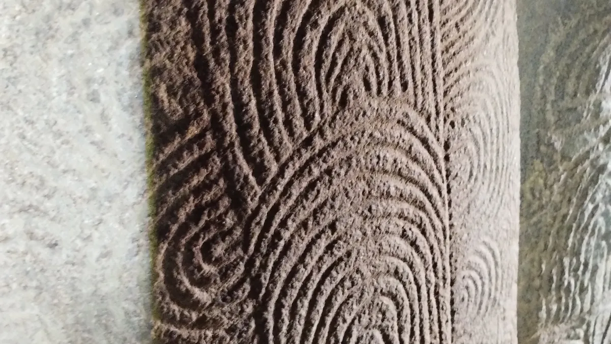 Lignes spiralées dans la pierre